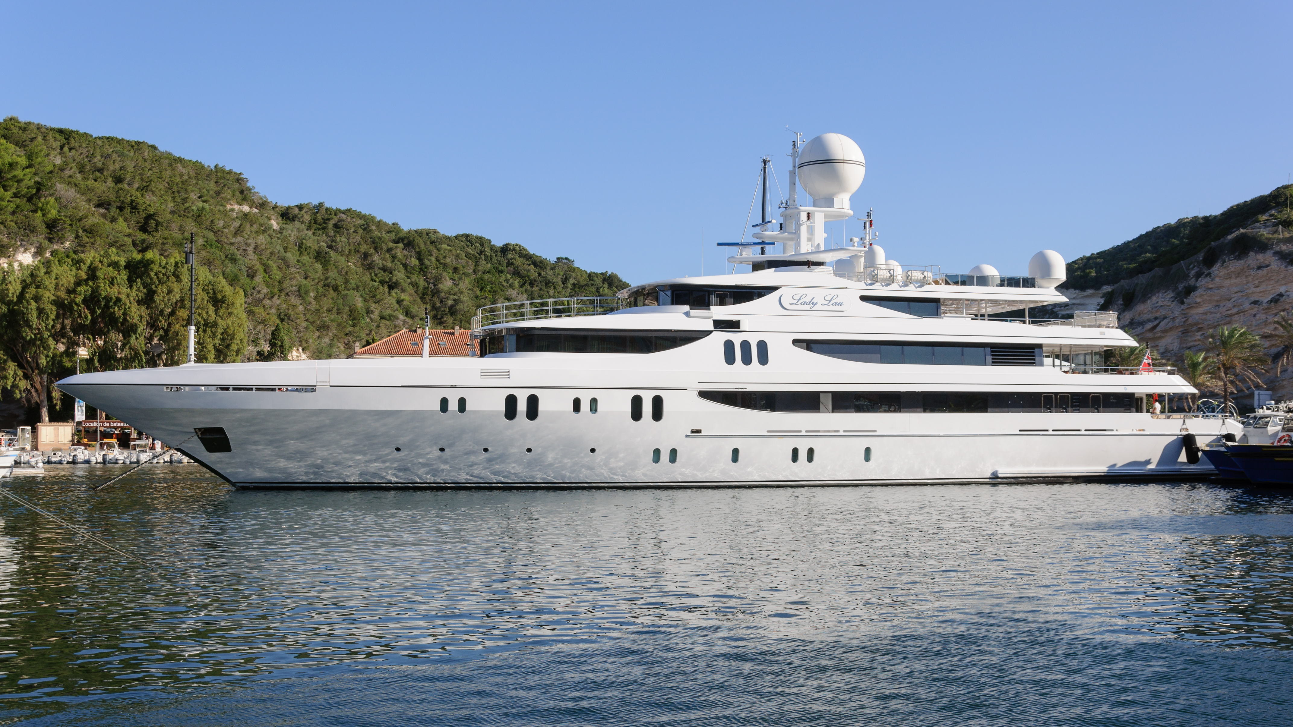 Ferretti Yachts 1000 Review: The Flagship That Carries the Fleet